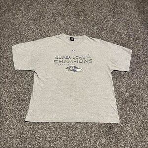 Grey and white Baltimore Ravens Super Bowl XXXV Champions shirt #NFL. Men’s Lrg